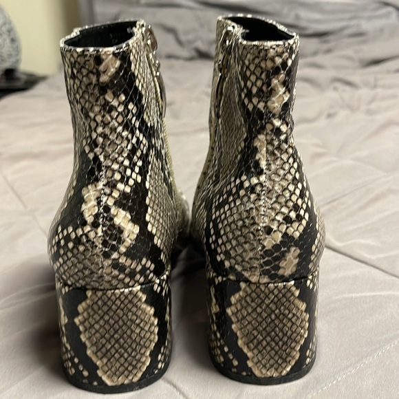 Michael Shannon Black and Tan Faux Snake Skin Cardi Bootie Size 7 - Picture 8 of 12